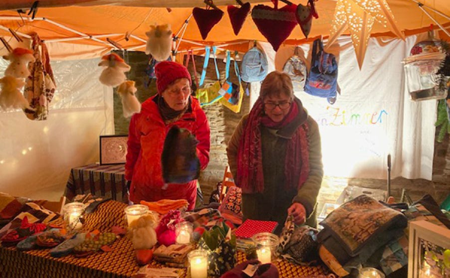 Frauenzimmer an ihrem Stand auf dem Mörzer Weihnachtsmarkt