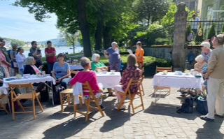 Menschen treffen sich in den Rheinanlagen zur Einweihung 