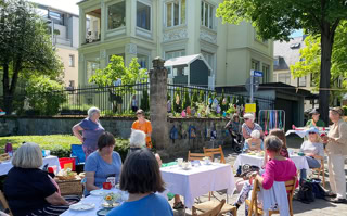 Menschen treffen sich in den Rheinanlagen zur Einweihung 