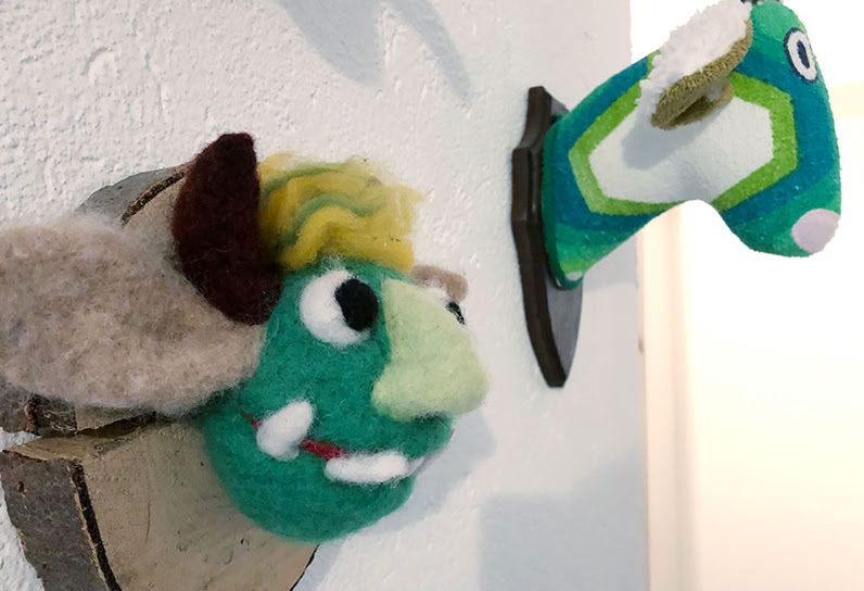 Gefilzte Tiere an der Wand