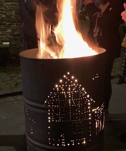 Wärmende Feuertonne auf dem Mörzer Weihnachtsmarkt