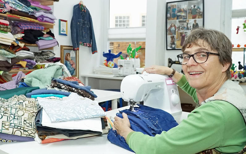 Jutta Lehnert an der Nähmaschine im FrauenZimmer Koblenz